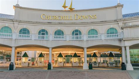 hotels near churchill downs with free parking